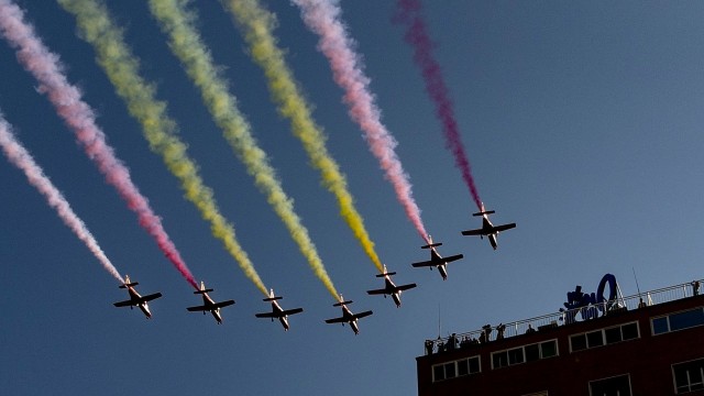 Lo que cuestan los colores de la bandera nacional que dibuja la Patrulla Águila: 75.000 euros