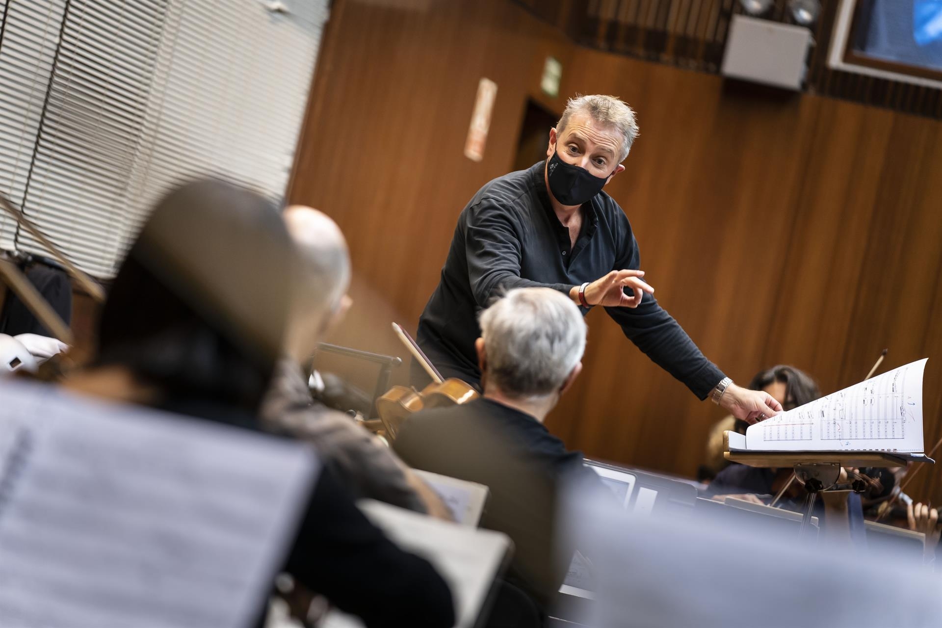Liebreich aterriza en València alabando a la Orquesta y a la espera la reforma del Palau