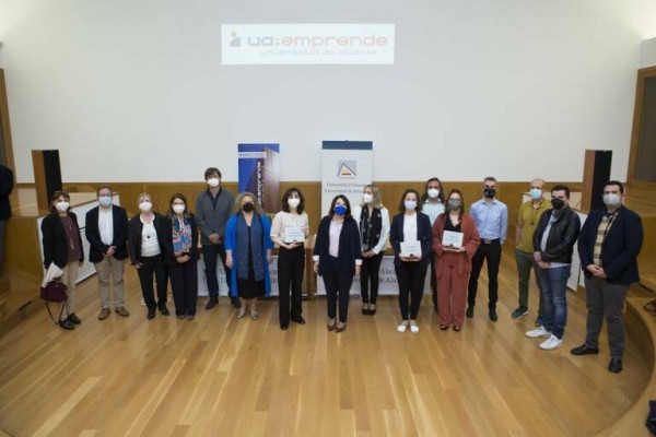 Una estudiante de la la UA idea Veelu, una app móvil para planificar viajes en grupo