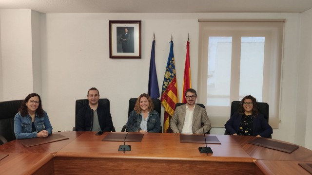 
19 empresarios crean una asociación en Benitatxell para garantizar la pervivencia del comercio local