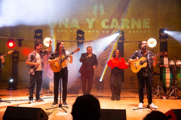 Uña y Carne presenta en Alicante su primer álbum: 'Lo que el tiempo no sabe borrar'