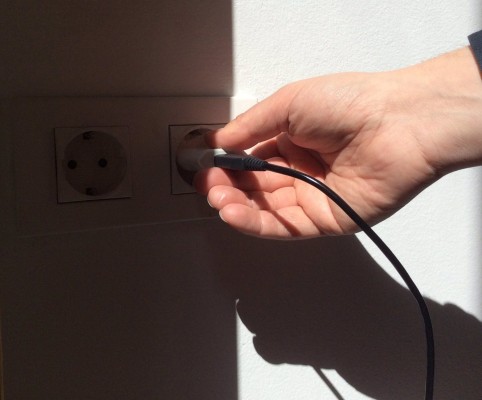La luz baja este martes un 4,2%, hasta 215,83 euros/MWh, pero será el más caro de la historia