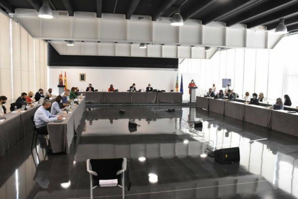 La corporación de Elche salvo Vox insta al Gobierno a la reforma del sistema de financiación autonómico