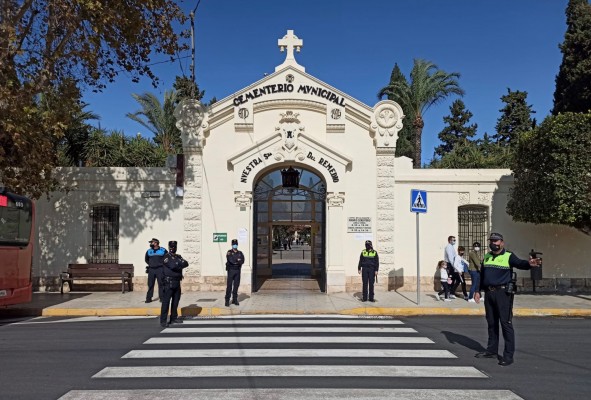 Alicante cierra el dispositivo de seguridad en el cementerio y recomienda visitas escalonadas