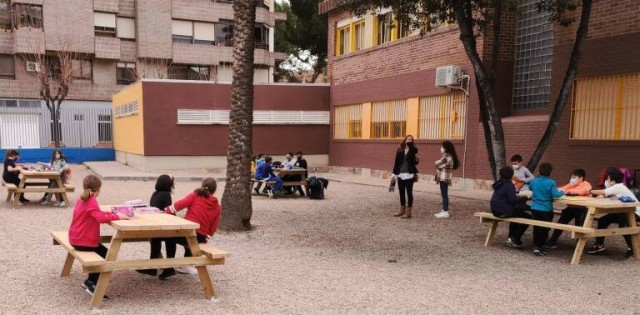 Miras mantendrá las mascarillas en los patios de los colegios murcianos