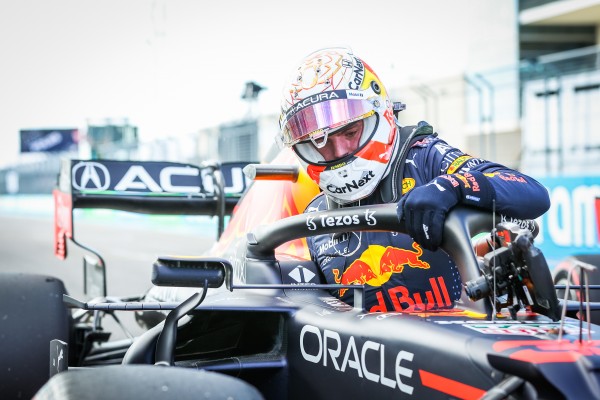 Verstappen gana a Hamilton con un undercut; Sainz, séptimo