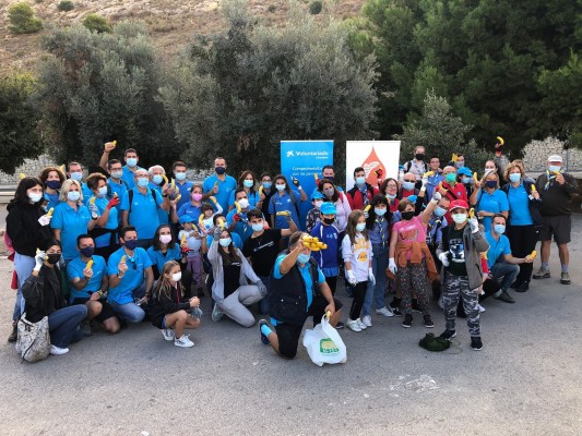 Voluntarios de CaixaBank en Alicante participan en una jornada de limpieza de residuos en Serra Grossa
