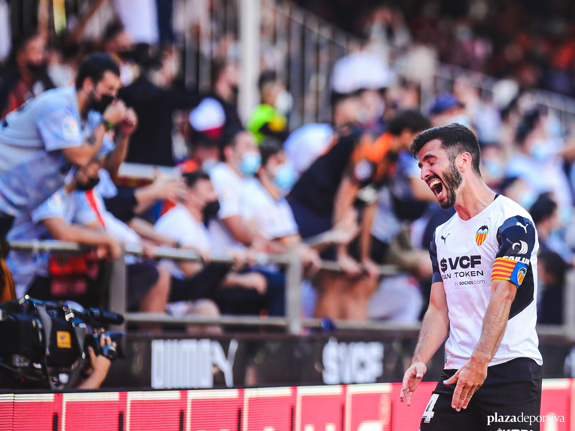 Gayà salva al Valencia en el descuento