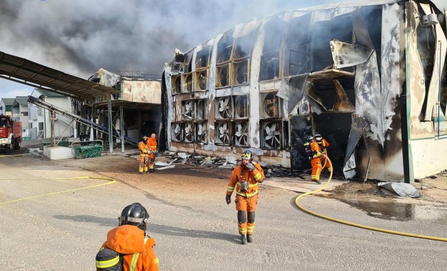 Arde la granja avícola de Huevos Guillén en Sinarcas, con dos bomberos atendidos