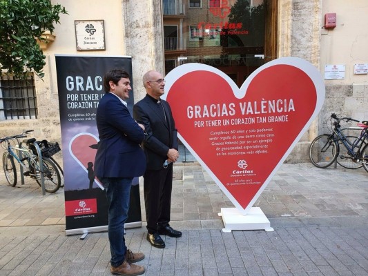 Cáritas llena València de corazones para dar las gracias en su 60 aniversario