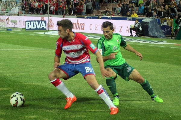 Robert Ibáñez es titular en la victoria del Granada y se acerca a los puestos de permanencia