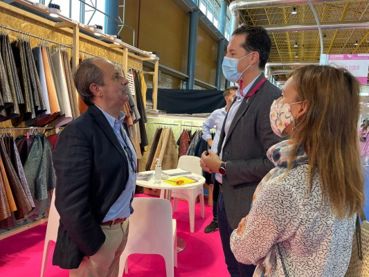 Rubén Alfaro visita Futurmoda para apoyar a las empresas de Elda que participan en la feria