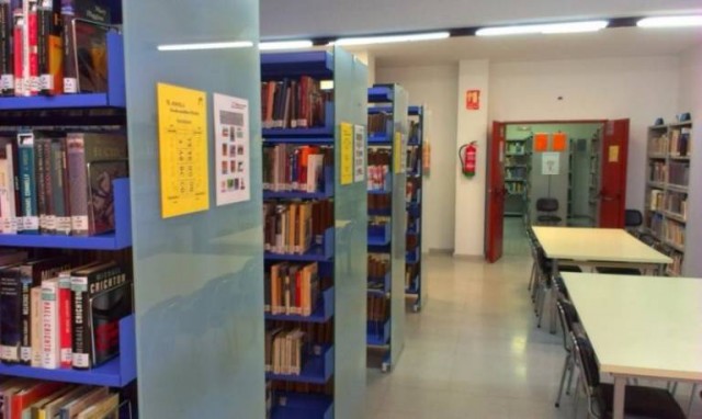 Podem El Campello critica la reducción horaria de la biblioteca y PP lo atribuye al servicio de biblioplayas 
