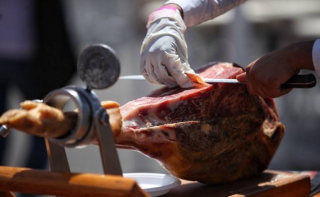 El jamón no tiene fronteras: una japonesa compite en Lorca por el premio internacional de corte 