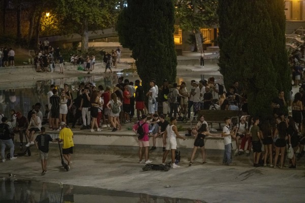 España notifica 2.528 contagios y 31 muertes, con un ligero aumento de la incidencia hasta 43