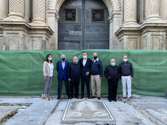 Los mosaicos del Misteri d'Elx se colocan frente a la puerta principal de Santa María