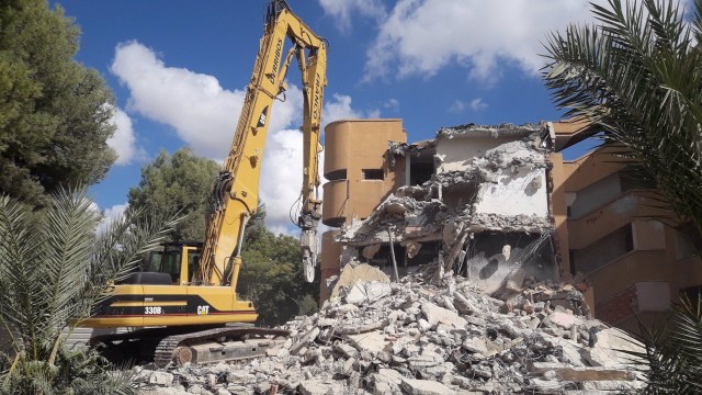 La Generalitat inicia la demolición de los edificios de Llimoner 21 y 23 en Los Palmerales de Elche