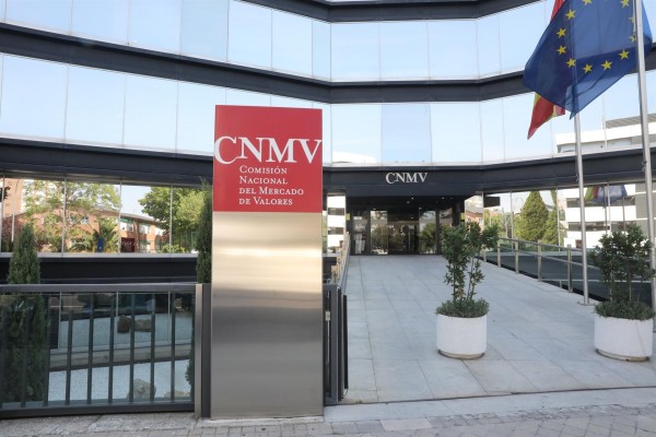 La CNMV advierte sobre 42 'chiringuitos financieros' en el extranjero
