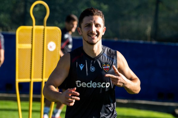 Bardhi apunta al Sevilla tras superar su lesión en el bíceps femoral

