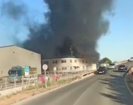 Desalojan una nave de frutas en Torre Pacheco por un incendio que arrasa el techo