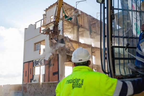 Hotel de Arenales del Sol: tres semanas para demoler y otras tres para retirar los escombros
