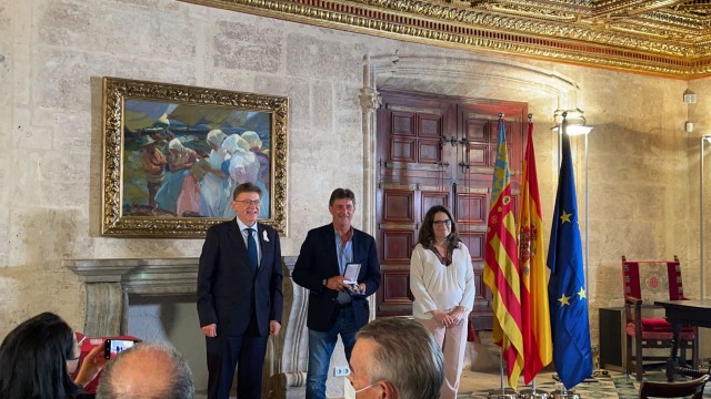 Kempes recibe la Distinción de la Generalitat