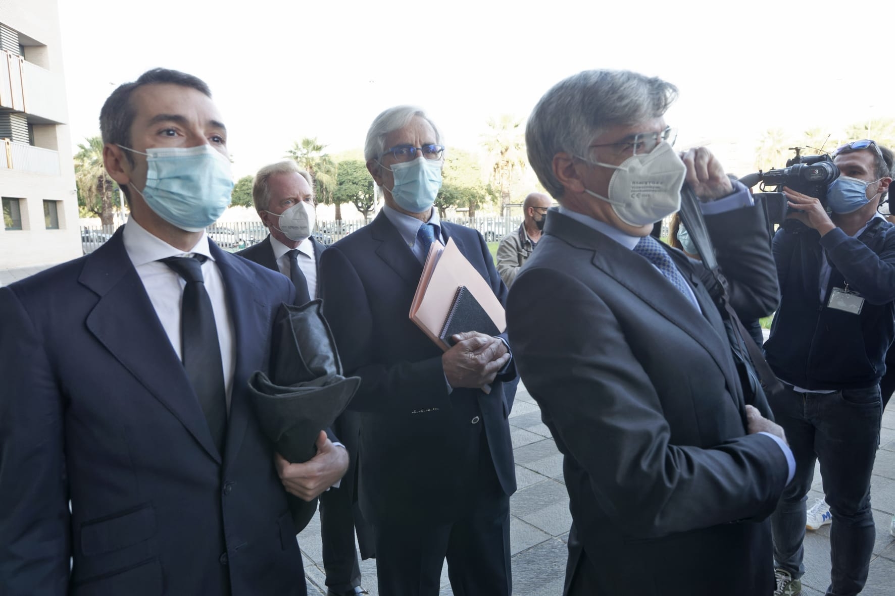 El expresidente de Escal UGS -en el centro- y el exconsejero delegado -derecha- a la entrada del juicio. - 