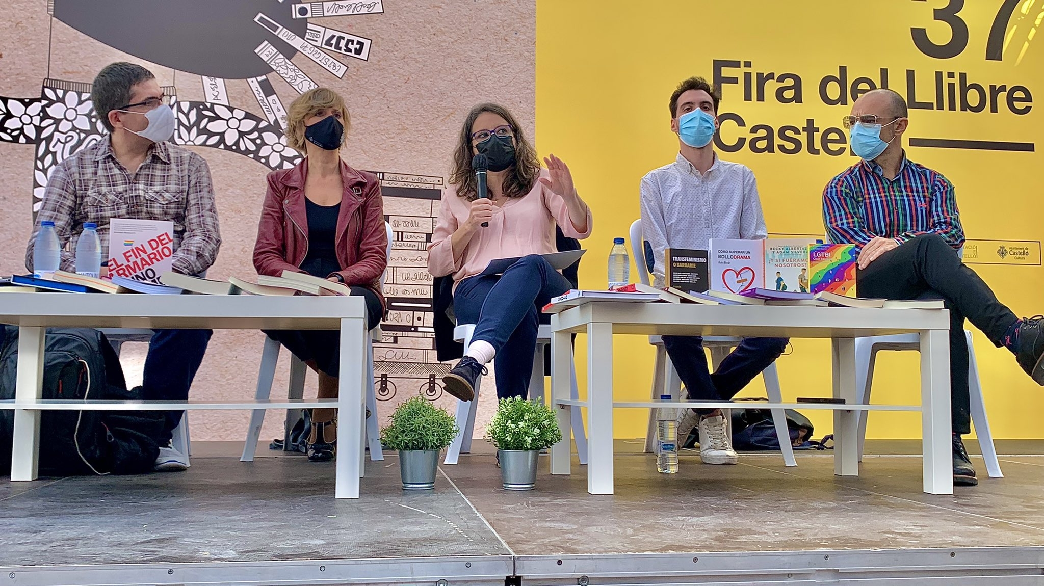 Oltra garantiza que los libros LGTBI seguirán en los institutos de Castelló pese al auto