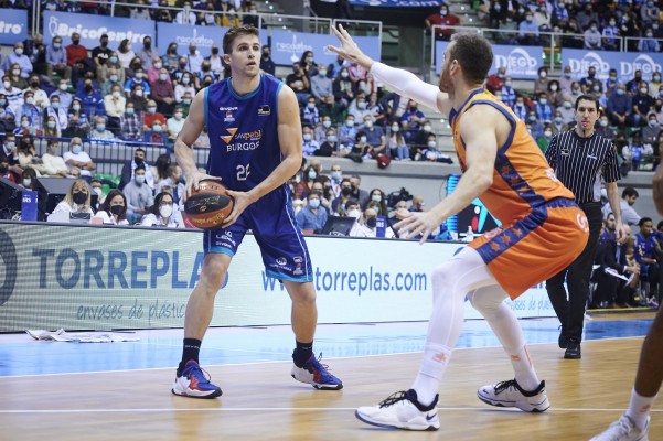 El Valencia se estrena ante el asequible Patras marcado por las lesiones
