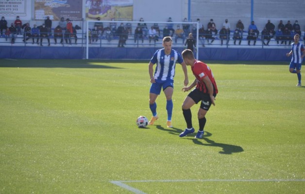 Dos goles del lituano Petravicius no bastan en un duelo condicionado por la roja a Torres