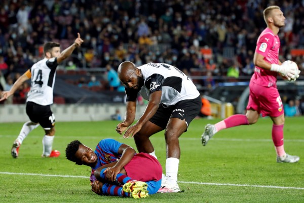 Un discutido penalti desinfla al Valencia en el Camp Nou