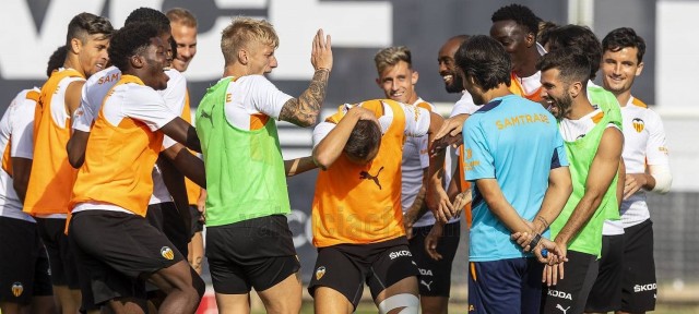 El Valencia quiere ajustar la soga al cuello de Koeman