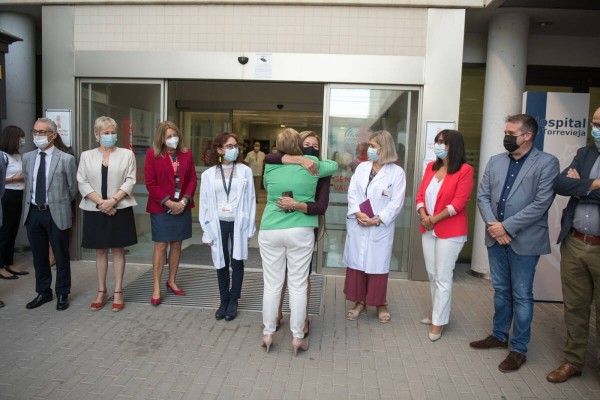 Dos partos, 58 atenciones y 100 contratados: las primeras horas de Torrevieja en manos de Sanidad