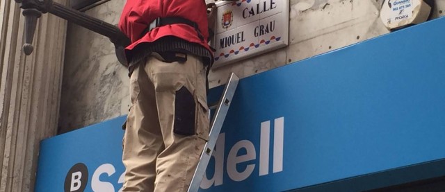 Echávarri ordena reponer las placas de las calles franquistas para no incurrir en desobediencia