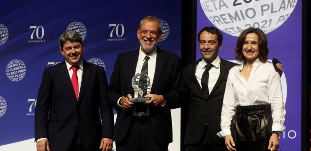 El lorquino Agustín Martínez gana el Planeta con 'La bestia': es uno de los tres autores tras el pseudónimo de Carmen Mola