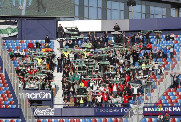 Los aficionados franjiverdes disfrutan del juego de su equipo pero no de una victoria