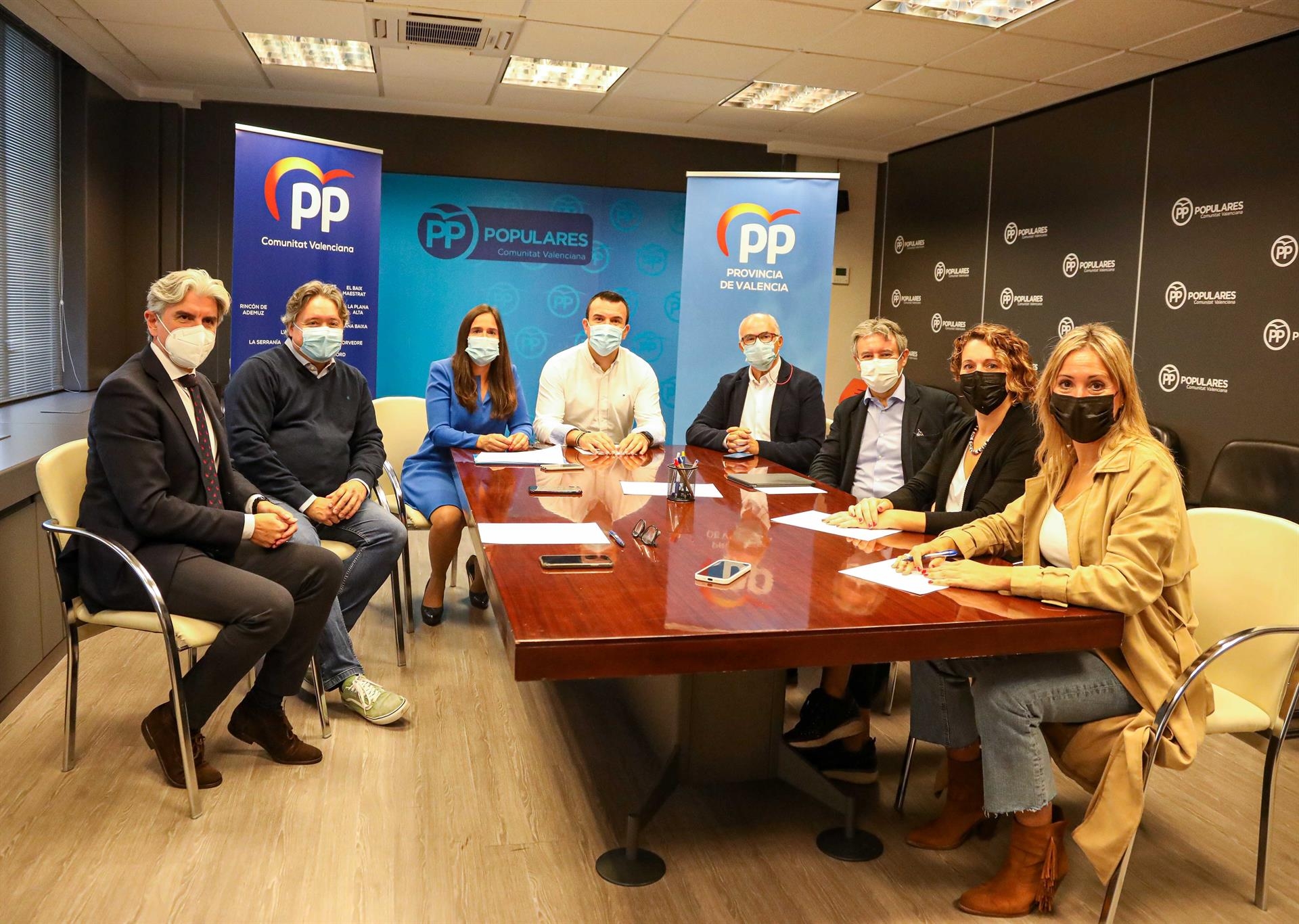 El presidente del PP en la provincia de Valencia, Vicente Mompó, la diputada nacional Belén Hoyo y el senador Fernando de Rosa valoran el proyecto de los PGE de 2022 - FOTO: PP  - 