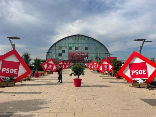 El PSOE engalana su Congreso con 'foodtrucks', escenarios y un autobús tematizado