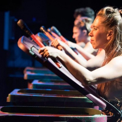 Currents aúna danza, teatro y música en una obra inspirada en la rivalidad de Edison y Tesla 