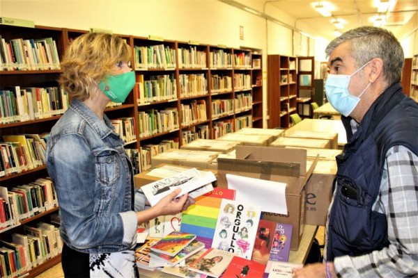 Una jueza retira los 32 libros LGTBI que Castelló repartió hace dos días por los institutos