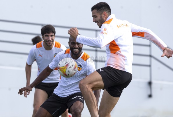 Musah ya se entrena con un grupo del que siguen fuera Thierry, Lato y Piccini
