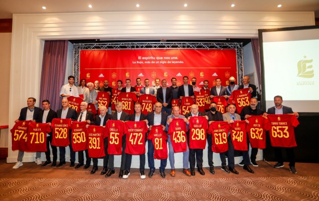 Leyendas de la selección reciben su ‘DNI’ de la renacida asociación conjurada para cuidarlos
