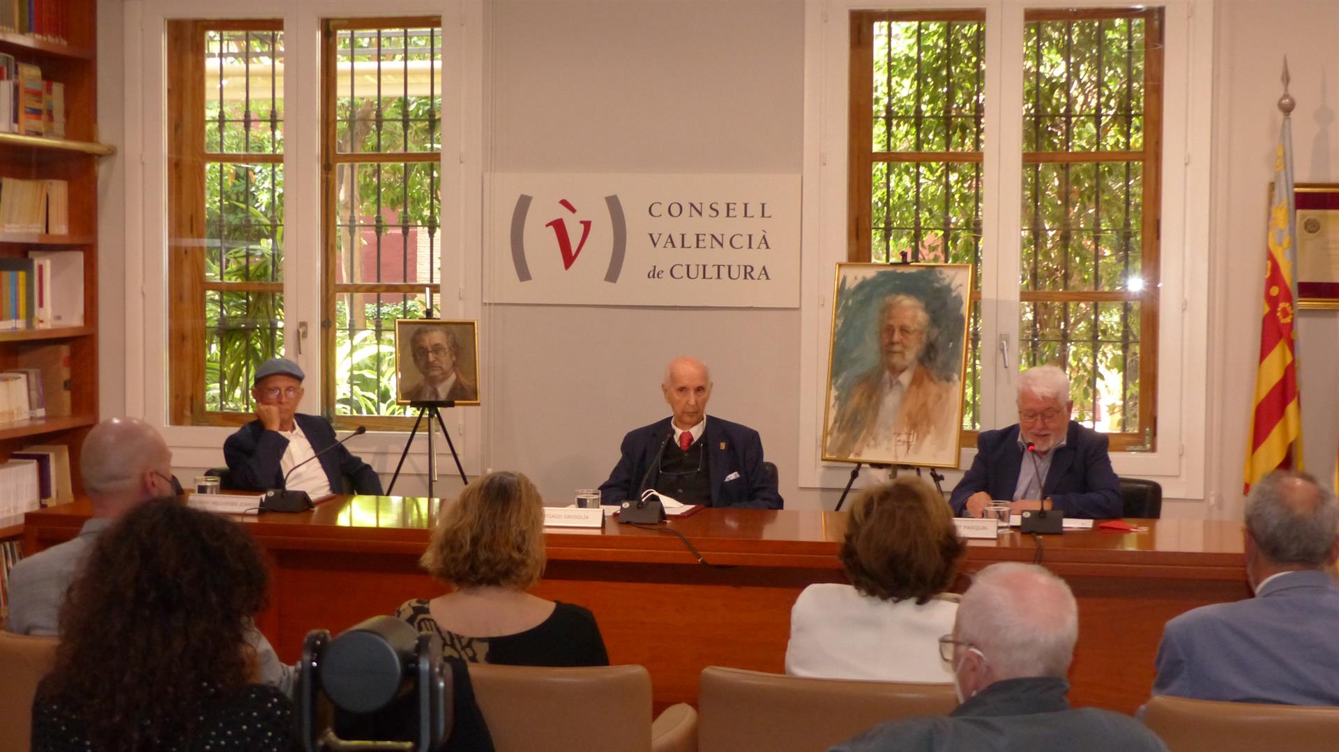 Ricardo Bellveser dona al CVC dos retratos de Berlanga y Fuster