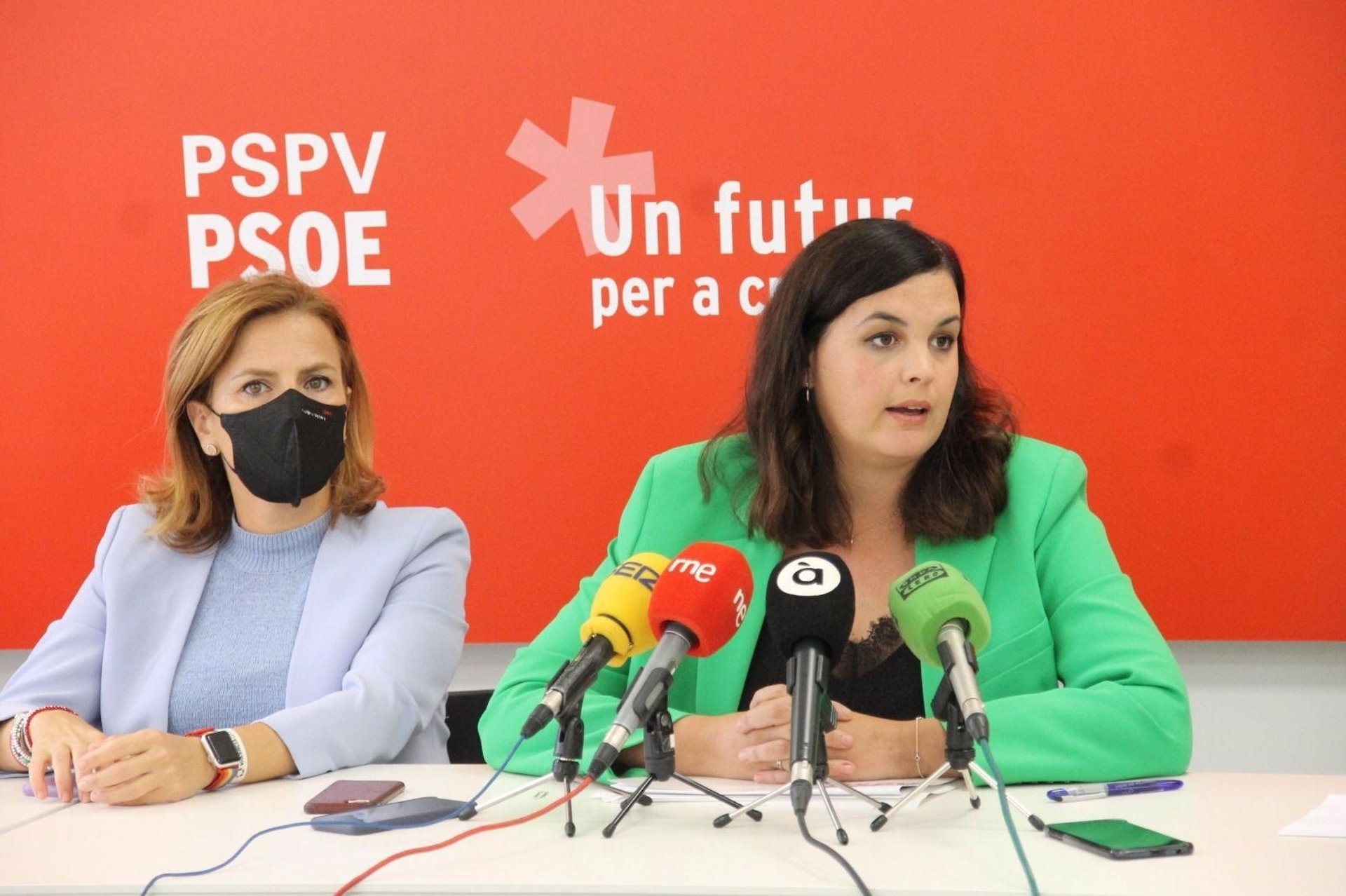 La vicealcaldesa de València y portavoz socialista en el consistorio, Sandra Gómez (derecha), junto a la edil de Deportes, Pilar Bernabé (izquierda), durante el desayuno informativo. - FOTO: PSPV-PSOE VALÈNCIA  - 