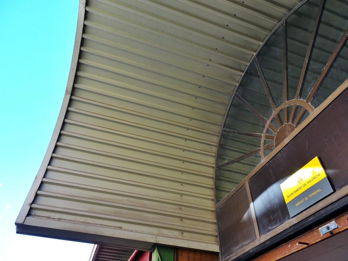 El Ayuntamiento de València licita las obras de mejora de la cubierta del Mercado de Torrefiel