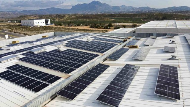 Monòver impulsa la creació d'una
Comunitat Energètica Local; finança plaques solars a terrats municipals