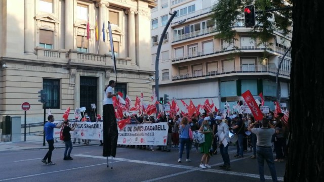 Banco Sabadell ofrece reducir en 50 los afectados por el ERE, hasta 1.555