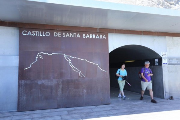 El bipartito de Alicante supedita la reapertura del ascensor del Castillo al fin de las medidas anticovid