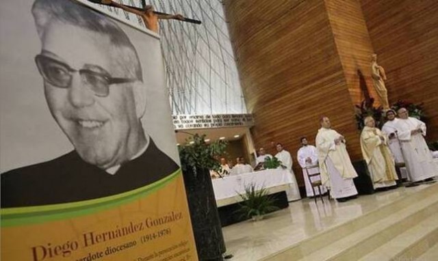 El sacerdote de Javalí Nuevo Diego Hernández, camino de convertirse en santo