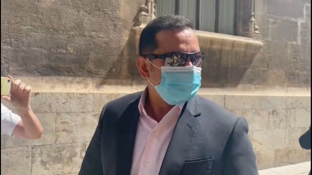 Anil Murthy despide a dos de los empleados más antiguos del club